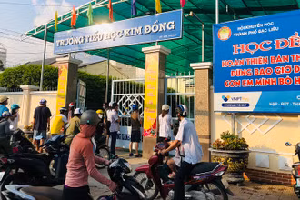 Học sinh trường Tiểu học Kim Đồng, TP Bạc Liêu ngày đầu trở lại học trực tiếp. Ảnh chụp trưa 18/4. (Ảnh Trọng Duy).