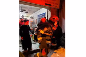 Lực lượng Cảnh sát phòng cháy, chữa cháy giải cứu nạn nhân vụ cháy, đưa ra ngoài an toàn.