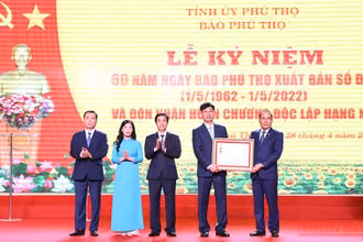 Phó Bí thư Tỉnh ủy Phú Thọ Hoàng Công Thủy trao tặng Huân chương Độc lập hạng Nhì cho tập thể Báo Phú Thọ. 