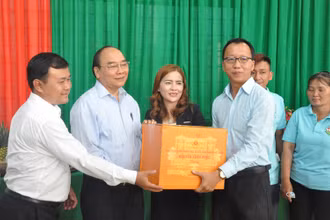 Chủ tịch nước Nguyễn Xuân Phúc tặng quà cho HTX Mỹ Tịnh An.