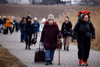 Người tị nạn Ukraine sơ tán tránh xung đột sang Medyka, Ba Lan ngày 4/3/2022. (Ảnh: Reuters)