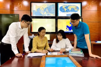 Xử lý các dữ liệu về động đất tại Trung tâm Báo tin động đất và cảnh báo sóng thần.