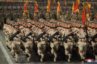 Lễ duyệt binh quy mô lớn tại Quảng trường Kim Nhật Thành ở trung tâm Bình Nhưỡng.
