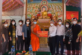 Đồng chí Đỗ Văn Chiến thăm chúc Tết Chôl Chnăm Thmây tại một số chùa ở Hậu Giang.