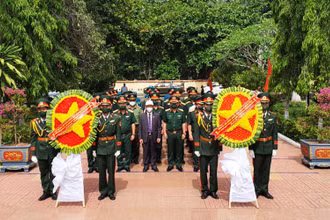 Các đại biểu tham gia Lễ viếng, dâng hoa, dâng hương tại Nghĩa trang Liệt sĩ huyện Đắk Tô.