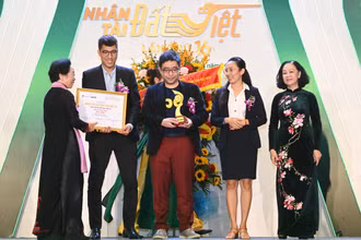 Các đồng chí: Trương Thị Mai, Ủy viên Bộ Chính trị, Trưởng Ban Tổ chức Trung ương; Nguyễn Thị Doan, Nguyên Phó Chủ tịch nước, Chủ tịch Hội Khuyến học Việt Nam trao giải Nhất cho nhóm tác giả.