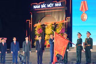Chủ tịch nước Nguyễn Xuân Phúc trao Huân chương Hồ Chí Minh lần 2 cho quân và dân tỉnh Quảng Trị. (Ảnh: THÀNH ĐẠT)