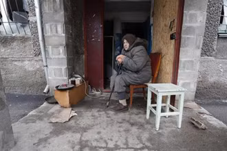 Người dân tại Mariupol, Ukraine, ngày 14/4. (Ảnh: THX/TTXVN)