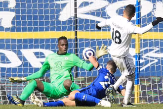 Thủ môn Mendy (áo xanh dương) cứu thua cho Chelsea phút 55