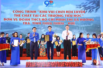 Bí thư thứ nhất T.Ư Đoàn Nguyễn Anh Tuấn và Bí thư Tỉnh ủy Ngô Văn Tuấn trao chứng nhận công trình thanh niên tiêu biểu.