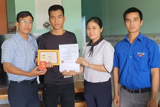 Lãnh đạo Tỉnh đoàn Quảng Nam đã trao huy hiệu Tuổi trẻ dũng cảm tặng anh Trần Văn Tròn.