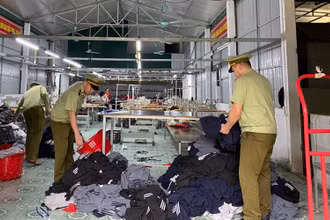 Lực lượng Quản lý thị trường Hà Giang kiểm tra tại Công ty may Cường Thuận.