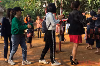 Du khách tham gia hoạt động cùng bà con tại Làng.