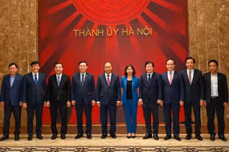 Thủ tướng Nguyễn Xuân Phúc với các đồng chí lãnh đạo chủ chốt TP Hà Nội tại buổi làm việc. 