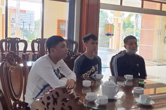 Ba đối tượng đến đầu thú tại cơ quan công an ngày 22-3.