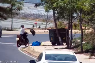 Hành vi bỏ rác thải không đúng quy định của ông H được camera ghi lại