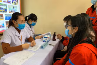 Các tình nguyện viên được tìm hiểu về vaccine COVIVAX.