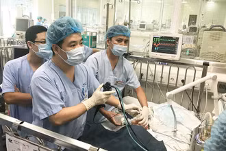 Bé trai hai tuổi nguy kịch tính mạng vì sặc hạt điều