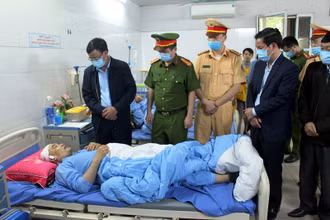 Thăm hỏi, trao hỗ trợ cho nạn nhân Nguyễn Đức Hoàng đang điều trị tại Bệnh viện T.Ư Thái Nguyên.    
