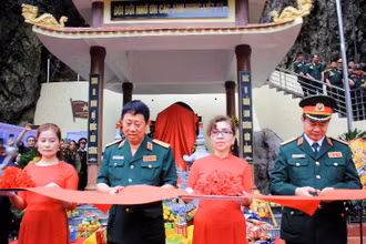 Các đại biểu cắt băng khánh thành Nhà bia tưởng niệm liệt sĩ.