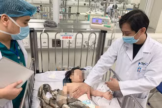 Cháu bé sẽ tiếp tục được các bác sĩ Bệnh viện Nhi Trung ương hội chẩn sáng nay.