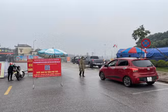 Chốt kiểm soát y tế vào trung tâm huyện Kim Thành sáng ngày 4-3