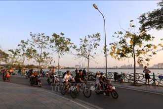 Một góc đường Thanh Niên đi qua Hồ Tây. Ảnh: TTXVN.