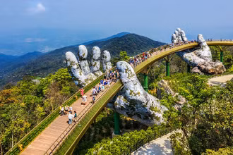 Cầu Vàng Đà Nẵng tạo ra "cơn sốt" trên các nền tảng mạng xã hội kể từ khi hình thành (Ảnh: DAILY MAIL)
