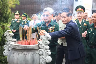 Các đại biểu dâng hương tại Di tích Thành Điện Hải.