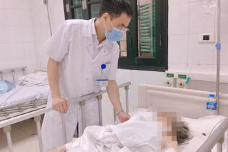 Cụ bà phải bỏ 1/3 cánh tay trái sau khi bị chó cắn.