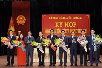 Lãnh đạo tỉnh Cao Bằng tặng hoa các đồng chí được bầu giữ chức vụ Trưởng Ban HĐND tỉnh và tham gia Ủy viên UBND tỉnh.