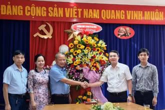 Đại diện Thường trực Thành ủy tặng hoa chúc mừng ngày Báo Nhân Dân ra số đầu.