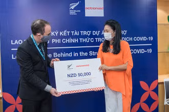 Đại diện Đại sứ quán New Zealand trao tặng hỗ trợ cho Trưởng đại diện ActionAid Việt Nam (Ảnh: AAV).