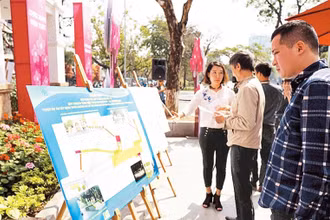 Người dân Thủ đô xem phương án Quy hoạch tổng thể mặt bằng xây dựng ga ngầm C9.