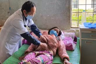 Giám đốc Trung tâm Y tế huyện Kon Plông Đặng Văn Điền thăm khám cho bệnh nhân trong chùm ca bệnh ngộ độc thực phẩm, nhiễm Clostridium Botulinum sinh độc tố typ E.