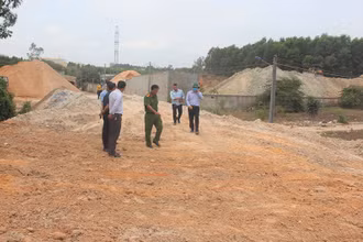 Đoàn liên ngành UBND TP Biên Hòa kiểm tra bãi rửa cát không rõ nguồn gốc.