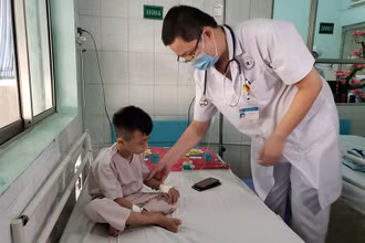 Q đang được điều trị tại Bệnh viện Nhi đồng Đồng Nai.
