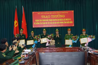 Thiếu tướng Lê Đức Thái, trao thưởng cho các đơn vị tham gia đấu tranh hai chuyên án.