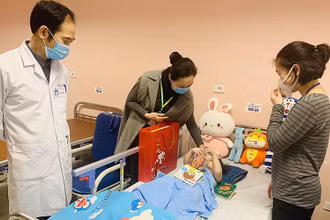 ThS Dương Thị Minh Thu – Trưởng phòng Công tác xã hội đã thay mặt lãnh đạo Bệnh viện Nhi Trung ương tới thăm hỏi, động viên và tặng quà cho em bé cùng gia đình.