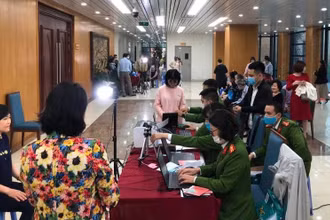 Công an quận Đống Đa (Hà Nội) mở thêm điểm cấp lưu động để phục vụ người dân tới đăng ký làm căn cước công dân.