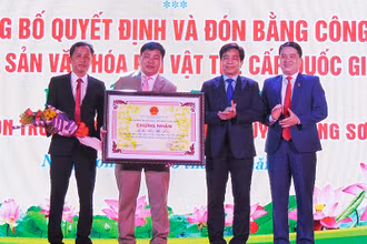 Lãnh đạo tỉnh Quảng Nam trao Bằng công nhận Di sản văn hóa phi vật thể cấp quốc gia Lễ hội Bà Thu Bồn cho huyện Nông Sơn.