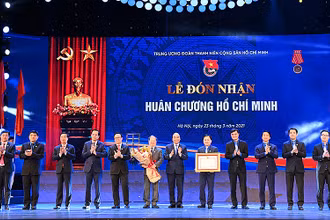 Thủ tướng Nguyễn Xuân Phúc trao Huân chương Hồ Chí Minh tặng Đoàn TNCS Hồ Chí Minh.