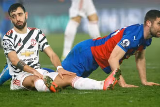 B. Fernandes (trái) chơi mờ nhạt trong mầu áo Man United trận này.