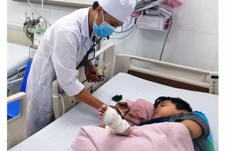 BS Nguyễn Sơn Khoa đang thăm khám cho cháu N.V.P.