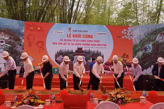 Đồng chí Đinh Tiến Dũng và lãnh đạo tỉnh Điện Biên động thổ khởi công công trình.