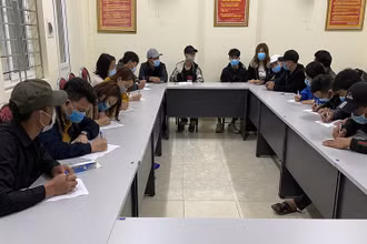 Các công dân có ý định xuất cảnh trái phép viết cam kết trở về địa phương, không xuất cảnh trái phép.