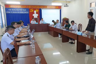 Đại diện lãnh đạo Cục Hàng hải Việt Nam cùng các cơ quan chức năng của tỉnh Bình Thuận nghe đại diện Công ty Trường Tâm trình bày phương án trục vớt tàu Bạch Đằng bị chìm ở vùng biển Mũi Né, TP Phan Thiết.