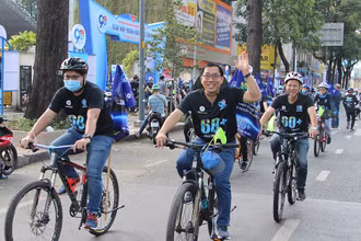Nhiều cán bộ, người dân thành phố tham gia đạp xe tuyên truyền bảo vệ môi trường.