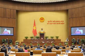 Quốc hội thảo luận tại hội trường sáng 26-3 về dự thảo báo cáo công tác nhiệm kỳ khóa XIV. Ảnh: quochoi.vn