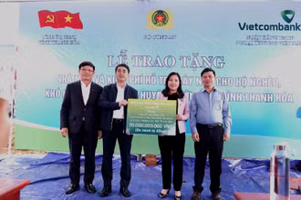 Thay mặt Vietcombank, đồng chí Nghiêm Xuân Thành, Ủy viên T.Ư Đảng, Bí thư Đảng ủy, Chủ tịch HĐQT (thứ 2 từ trái sang) và đồng chí Đào Minh Tuấn, Chủ tịch Công đoàn, Phó Tổng Giám đốc trao 30 tỷ đồng cho đại diện Ủy ban MTTQ tỉnh Thanh Hóa để xây dựng 600 căn nhà cho hộ nghèo khó khăn về nhà ở trên địa bàn huyện Mường Lát. 